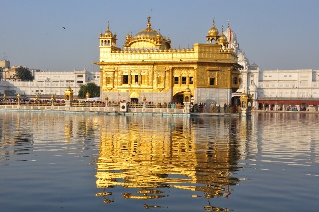 9. Đền Vàng (Ấn Độ) Nằm ở thành phố Amritsar, Đền Vàng được biết đến là ngôi đền linh thiêng nhất của những người theo đạo Sikh. Đền Vàng có kiến trúc đơn giản nhưng lộng lẫy và tinh tế. Ngôi đền được hoàn thành vào năm 1604 này gồm tầng một xây bằng đá cẩm thạch trắng, tầng hai được mạ vàng, mái vòm được dát bằng vàng nguyên chất. Đền Vàng đã trở thành một điểm đến hấp dẫn mọi du khách khi đến Ấn Độ.